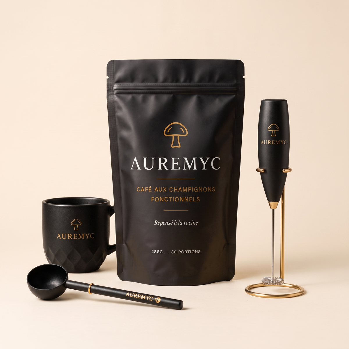 Café aux champignons fonctionnels Auremyc avec la tasse, la cuillère doseuse et le mousseur à lait