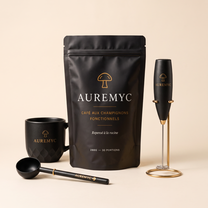 Café aux champignons fonctionnels Auremyc avec la tasse, la cuillère doseuse et le mousseur à lait